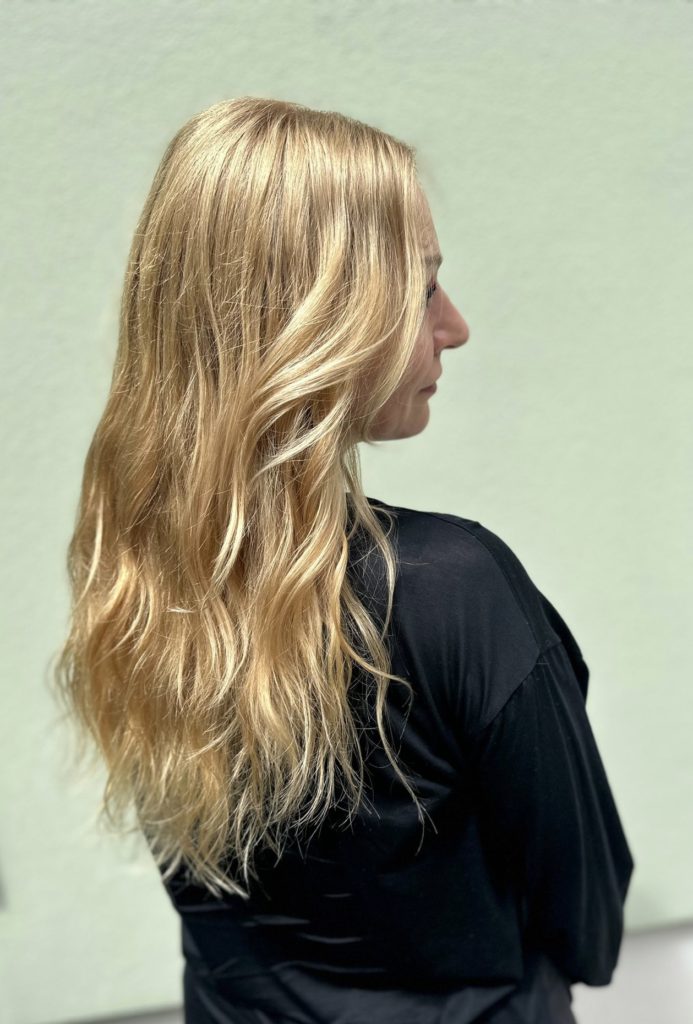 Elegantní žena s blonďatými prodlouženými vlasy v kadeřnictví Praha 6