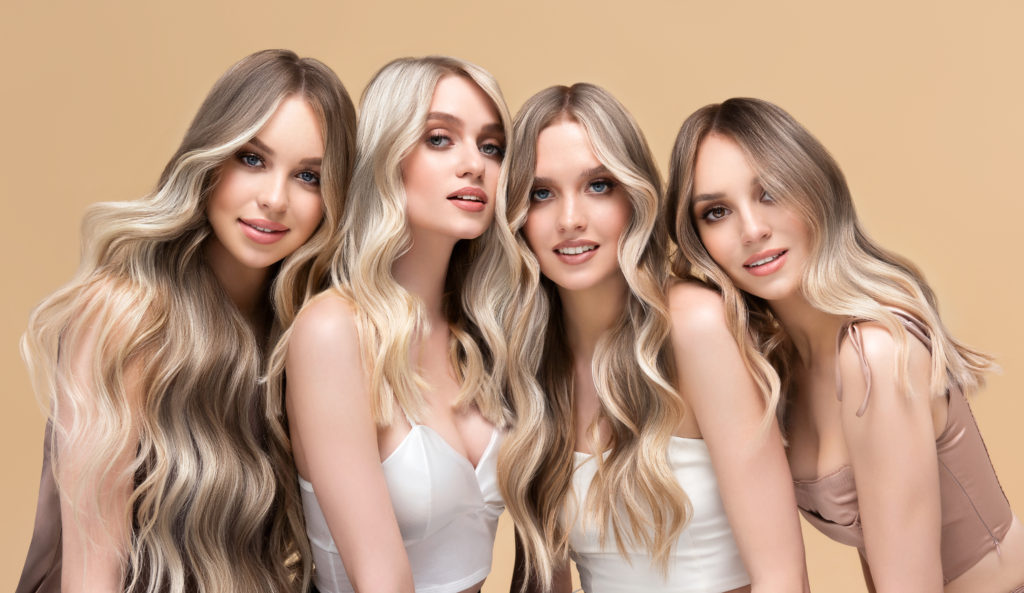 Čtyři krásné dívky s blonďatými prodlouženými vlasy v kadeřnictví Praha 6